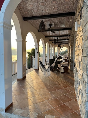 Outdoor dining - Family & Friends vacation home - Villa Bratello in Marina (Marina)