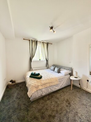 1 bedroom, iron/ironing board, Internet, bed sheets - Sage Suite-NEC, Birm Airport (Birmingham)