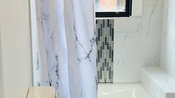 淋浴设施、吹风机、毛巾、肥皂