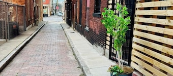 1bedroom apartment over the heart of OTR