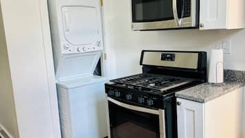 Een koelkast, een microgolfoven, een oven, een kookplaat