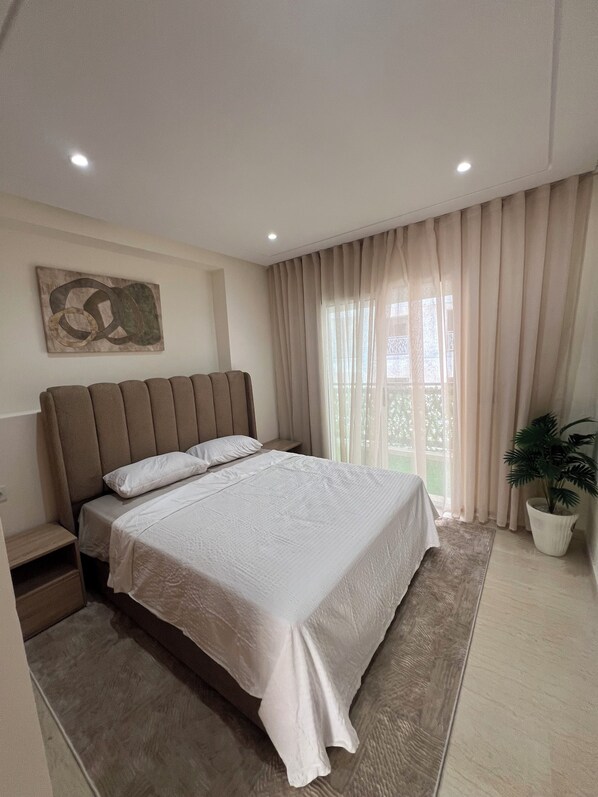 3 bedrooms, in-room safe, iron/ironing board, free WiFi