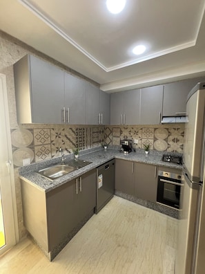 Fridge, oven, stovetop, dishwasher