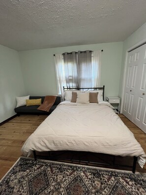 2 bedrooms, iron/ironing board, WiFi