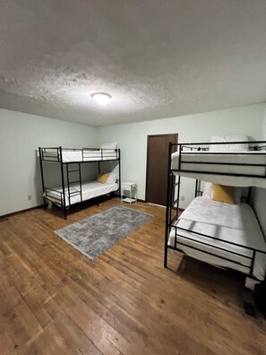 2 bedrooms, iron/ironing board, WiFi