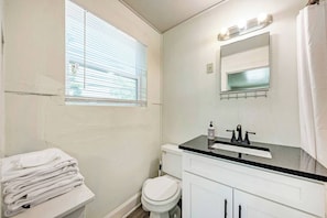 Sèche-cheveux, serviettes fournies, savon, papier toilette