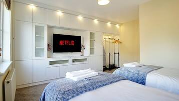 4 bedrooms, iron/ironing board, internet, bed sheets