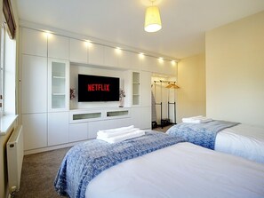 4 bedrooms, iron/ironing board, internet, bed sheets