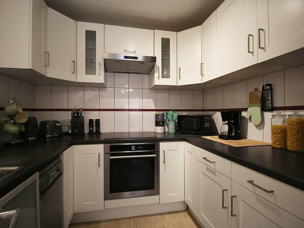 Refrigerador, microondas, horno, placa de cocina