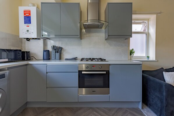 Kühlschrank, Mikrowelle, Ofen, Herdplatte