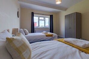 2 Schlafzimmer, Schreibtisch, Bügeleisen/Bügelbrett, Reisekinderbett