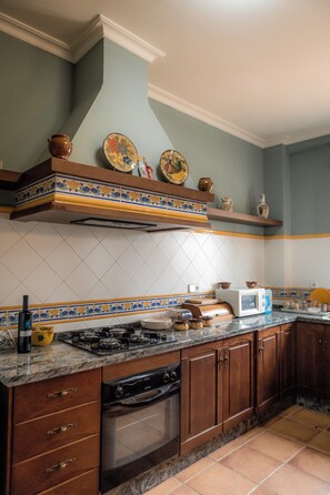 Microonde, forno, piano cottura, lavastoviglie