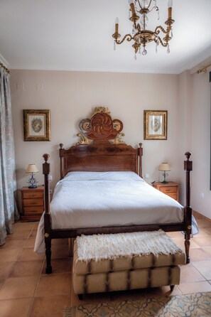 4 habitaciones, tabla de planchar con plancha, wifi y ropa de cama