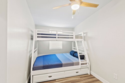 Waterbury Way - Quiet family retreat with patio!