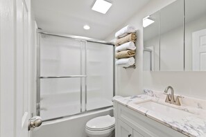 Dusj, hårføner og håndklær