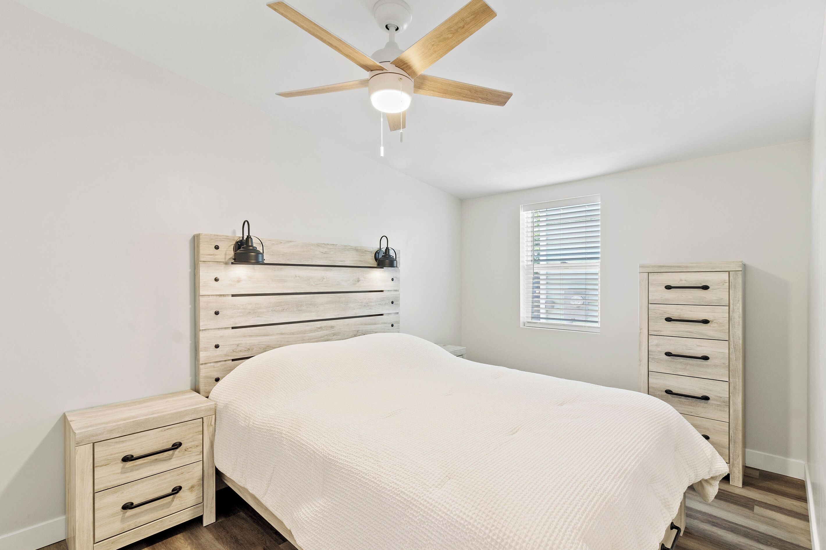 3 bedrooms, iron/ironing board, WiFi (free), bed sheets