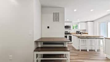 Refrigerador, microondas, horno y parrilla de estufa