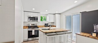 Cozy home in Waterbury with a water view!