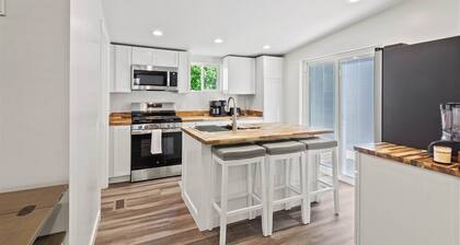 Cozy home in Waterbury with a water view!