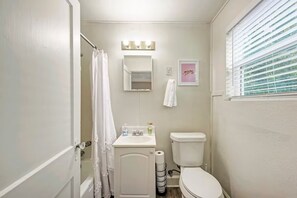 Sèche-cheveux, serviettes fournies, savon, papier toilette
