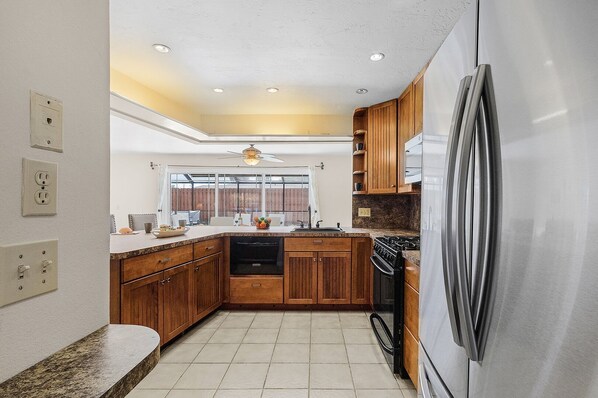 冰箱、微波炉、烤箱、炉灶