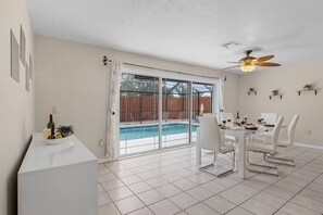 室外游泳池，恒温泳池