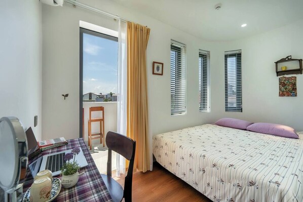 Iron/ironing board, WiFi, bed sheets
