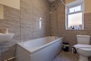 Serviettes fournies, savon, papier toilette