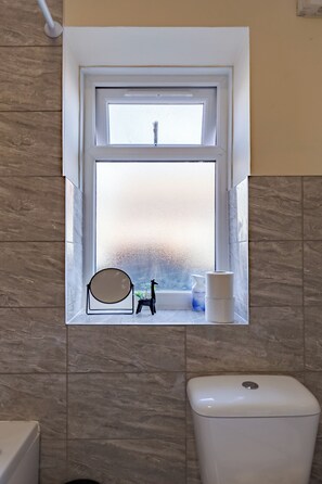 Serviettes fournies, savon, papier toilette