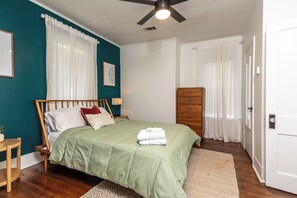 3 bedrooms, iron/ironing board, WiFi, bed sheets