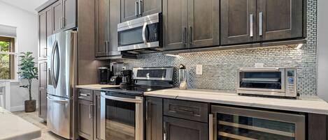 ثلاجة، ميكروويف، فرن، موقد طهي مسطح