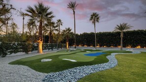A well-maintained golf course with a putting green, sand bunkers, and a water hazard. - 2 Villas Pool+spa, Putting Green, Bocce Polo Villas Solstice by Avantstay (La Quinta)