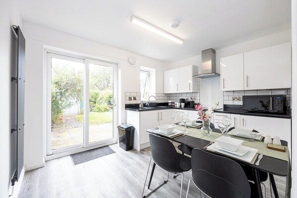 Mikrowelle, Ofen, Geschirrspüler