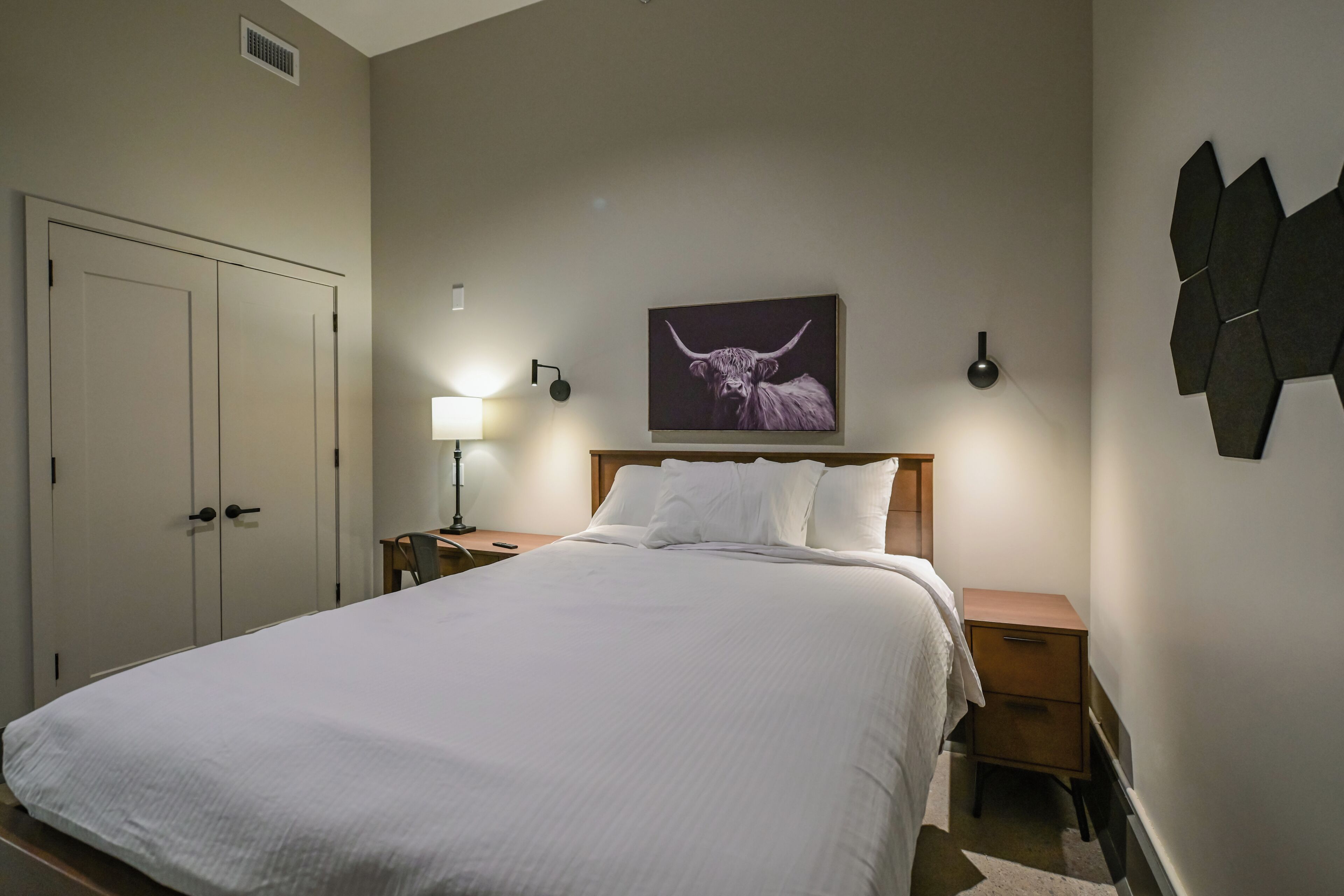 Estudi en suite, 2 dormitoris, vistes a la ciutat | Espai de treball apte per a portàtils, wifi gratuïta i roba de llit 