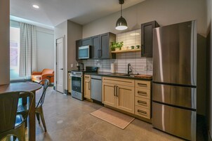 Studio Deluks (Corner Studio) | Dapur pribadi | Lemari es besar, microwave, oven, dan kompor