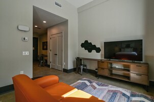 Studio Deluks (Corner Studio) | Area keluarga | Smart TV 55-inci dengan saluran TV kabel