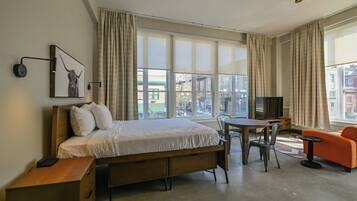 Classic Studio | Laptop workspace, free WiFi, bed sheets