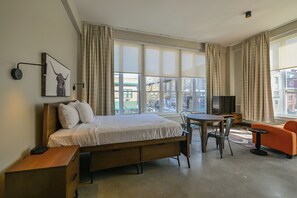 Estudi clàssic | Espai de treball apte per a portàtils, wifi gratuïta i roba de llit 