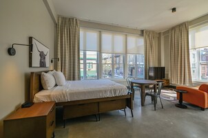 Espacio para trabajar con laptop, wifi gratis y ropa de cama 