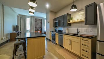Elite Studio | Private kitchen | Full-size fridge, microwave, oven, stovetop