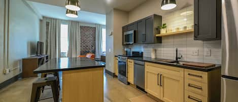 Estudi Elite | Cuina privada | Frigorífic gran, microones, forn i placa de cuina