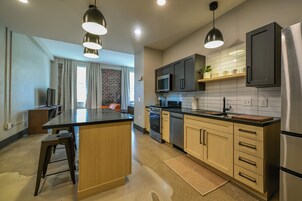 Studio Elite | Dapur pribadi | Lemari es besar, microwave, oven, dan kompor