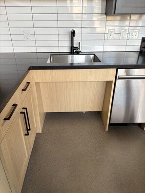 Studio (Mobility Access) | Private kitchen | Full-size fridge, microwave, oven, stovetop - The Lostro (Athens)