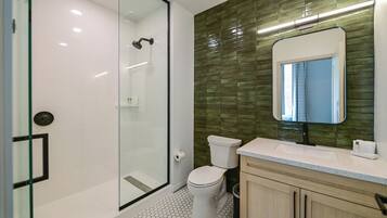 Studio Deluxe (Corner Studio) | Phòng tắm | Buồng tắm vòi sen, khăn tắm, xà phòng, dầu gội