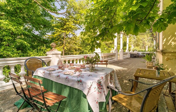 Outdoor dining