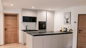 Coffee/tea maker, fridge, microwave, oven - Holari Apartment nearby Seefeld (Reith bei Seefeld)
