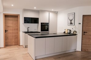 Kühlschrank, Mikrowelle, Ofen, Geschirrspüler