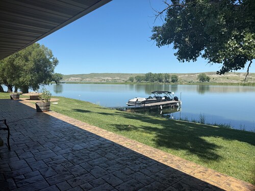 Gorgeous 6-bedroom, 5 bath house with magnificent view of the river in Ft Pierre