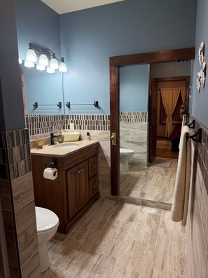 Ducha, secador de pelo, toallas, jabón