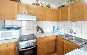 Kühlschrank, Ofen, Herdplatte, Wasserkocher mit Kaffee-/Teezubehör